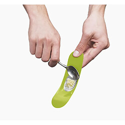Presse-ail Joseph Joseph Rocker vert, design ergonomique, facile à utiliser