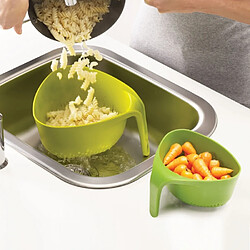 Set de 2 passoires Nest™ gris Joseph Joseph, design empilable, ergonomiques.