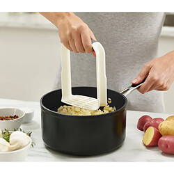 Presse-purée Joseph Joseph Easy Mash blanc, ergonomique, idéal pour la purée.