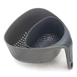 Set de 2 passoires Nest™ gris Joseph Joseph, design empilable, ergonomiques.