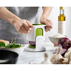 Acheter Hacheur de légumes ChopCup Joseph Joseph, coupe compacte et facile à nettoyer.