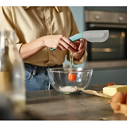 Spatule en silicone Joseph Joseph Duo avec tête angulaire, design fonctionnel.