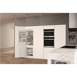 Whirlpool Réfrigérateur Combiné 250L 54cm Réfrigérateur combiné encastrable - 250 L - Froid ventilé - Classe E - Silencieux 32 dB