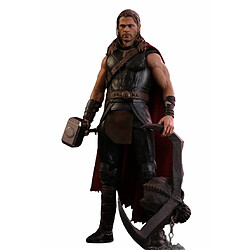 Hot toys Figurine Thor Ragnarok Roadworn 1/6 Figurine articulée de collection Marvel - Échelle 1/6 - Tête sculptée réaliste - Plus de 30 articulations - Mains interchangeables - Mjolnir métal et version LED - Accessoires et socle thématique