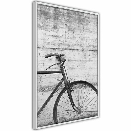 Paris Prix Affiche Murale Encadrée Bicycle Leaning Against the Wall 20 x 30 cm Blanc